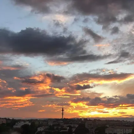 Apartment 2 Chambres, Dernier Etage, Parking Gratuit Dans Residence, Balcon & Coucher De Soleil *
